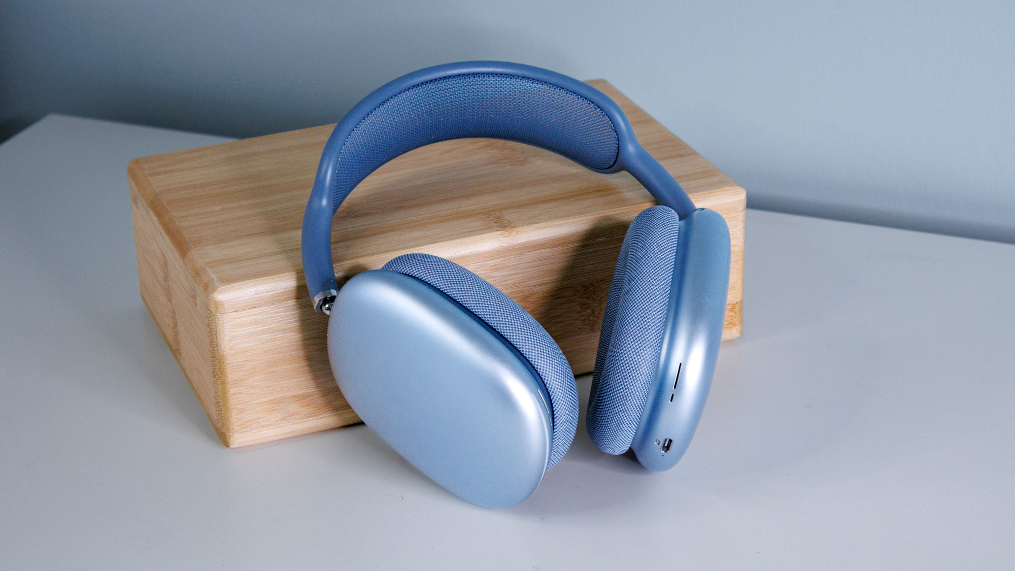 Το AirPods Max USB-C σε ένα στούντιο φωτογραφίας