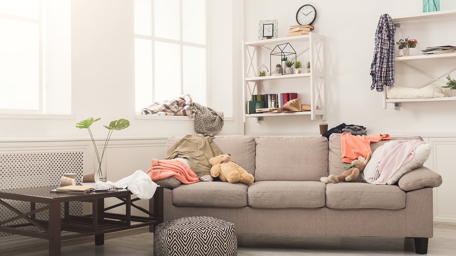 Decluttering ένα βρώμικο σαλόνι