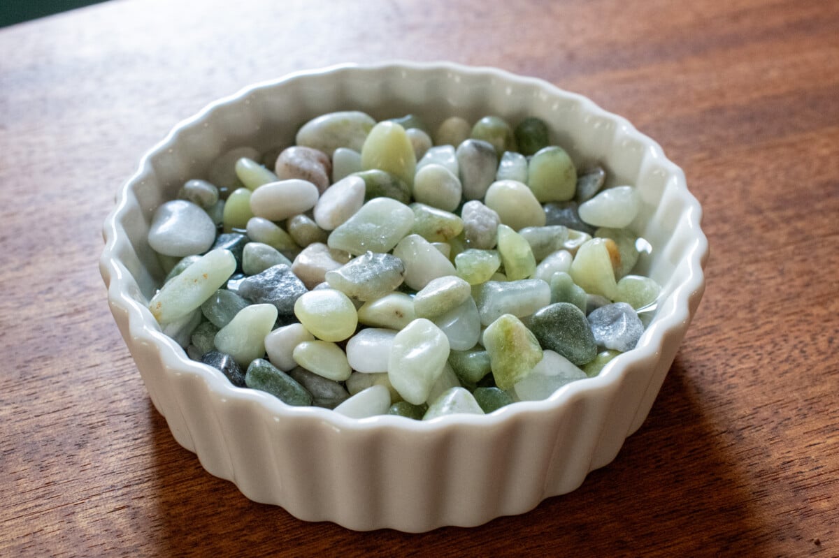 Λευκό κεραμικό ramekin γεμάτο με τσιπς Jade